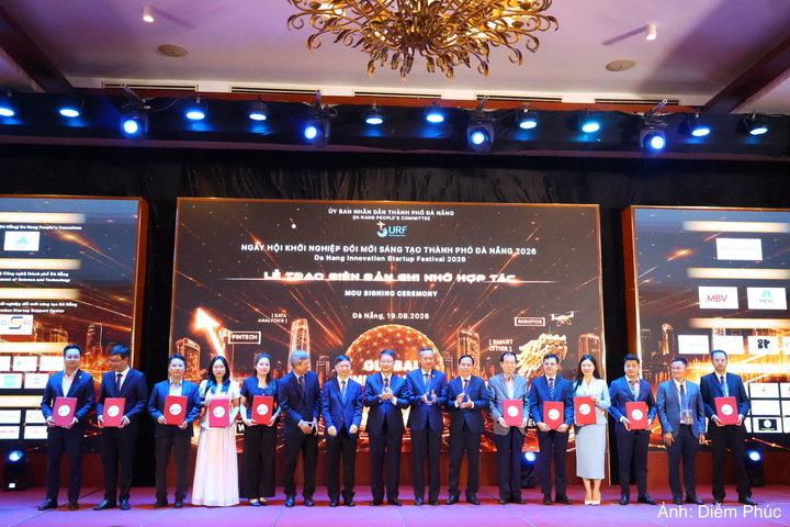 Trao Biên bản ghi nhớ hợp tác và công bố hợp tác đầu tư khởi nghiệp đổi mới sáng tạo giữa các đơn vị.