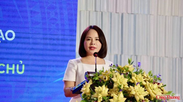 Bà Lê Thị Hiền, Phó Giám đốc Trung tâm Xúc tiến Đầu tư và Hỗ trợ Doanh nghiệp Hà Nội, thuộc Sở Tài chính TP. Hà Nội phát biểu tại hội thảo.
