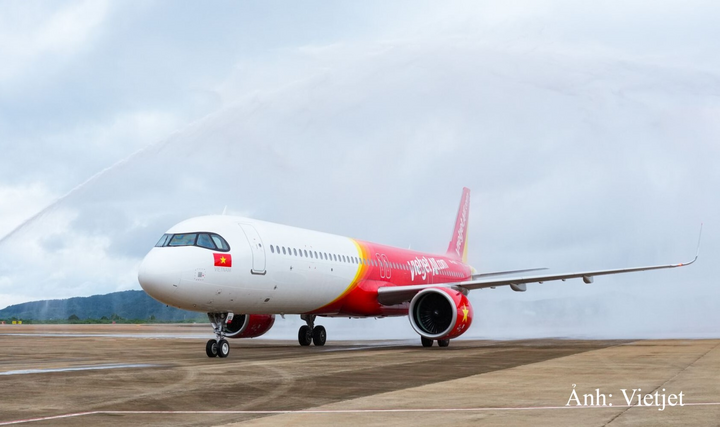 Máy bay Vietjet hạ cánh xuống Cảng hàng không quốc tế Liên Khương sau khi sân bay khai thác trở lại ngày 19/8/2026.