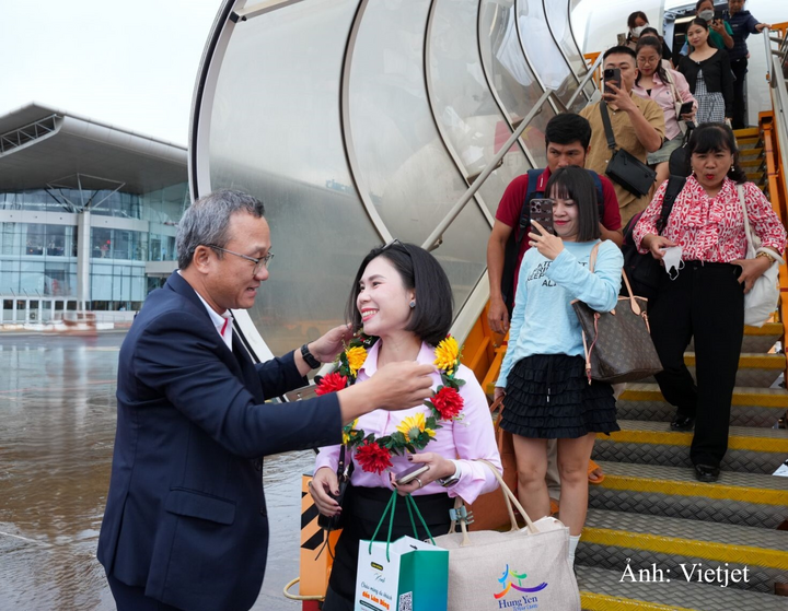 Ông Khuất Việt Hùng, Phó Chủ tịch HĐQT Vietjet, chào đón những hành khách đầu tiên trên chuyến bay từ Hà Nội đến Đà Lạt.