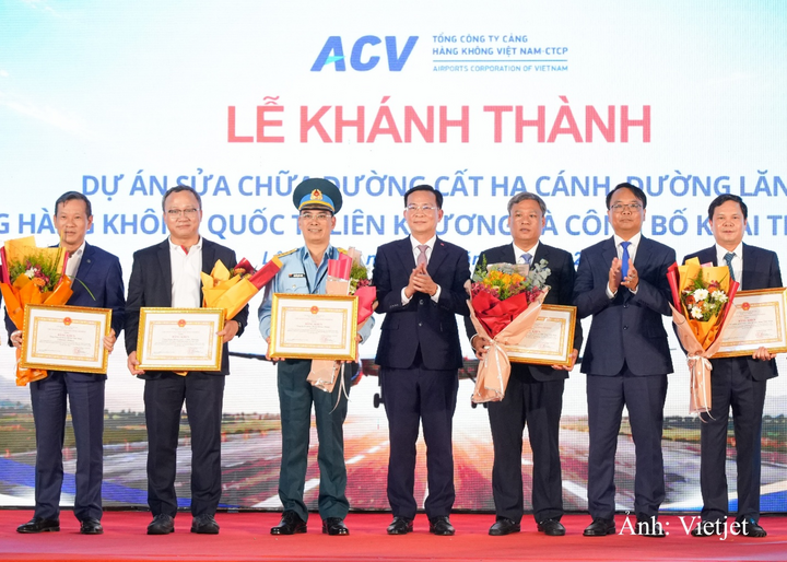 Ông Hồ Văn Mười, Ủy viên Ban Chấp hành Trung ương Đảng, Phó Bí thư Tỉnh ủy, Chủ tịch UBND tỉnh Lâm Đồng (ở giữa), trao Bằng khen cho Vietjet vì có đóng góp tích cực trong việc khôi phục hoạt động khai thác tại Cảng hàng không Liên Khương.