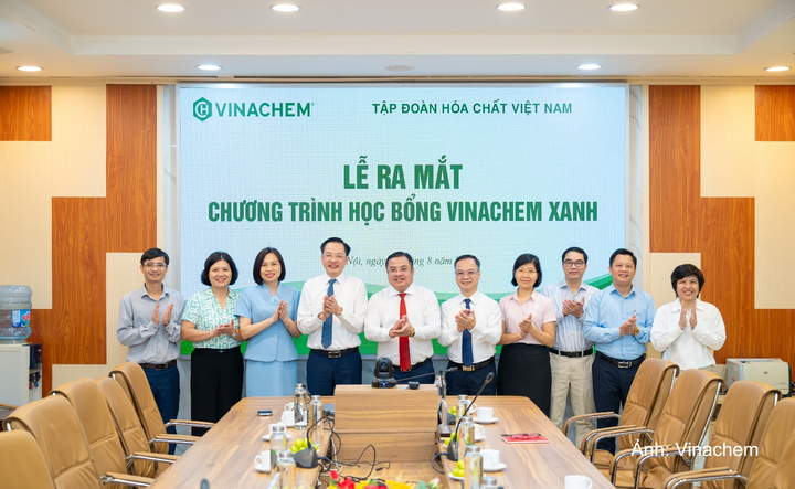 Đại diện lãnh đạo Vinachem và các cơ sở giáo dục, đào tạo, nghiên cứu tại Lễ ra mắt Chương trình Học bổng Vinachem Xanh giai đoạn 2026 - 2030.