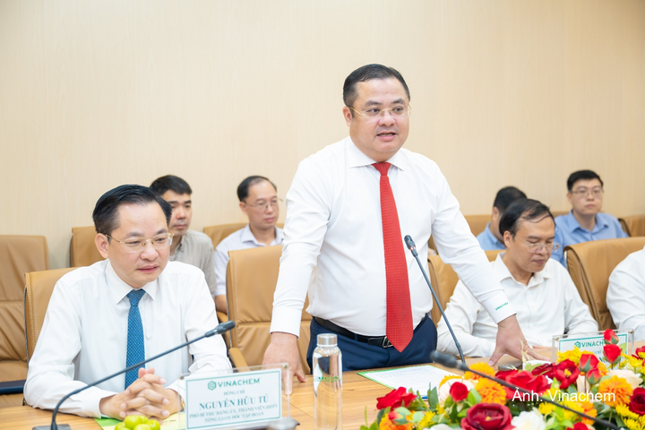 Ông Phùng Quang Hiệp, Bí thư Đảng ủy, Chủ tịch Hội đồng Thành viên Tập đoàn Hóa chất Việt Nam phát biểu tại lễ ra mắt chương trình học bổng Vinachem Xanh