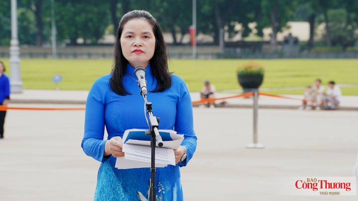 Đồng chí Lê Thị Đức, Phó Chủ tịch Công đoàn Công Thương Việt Nam đọc diễn văn báo công, dâng lên Bác những thành tích xuất sắc trong phong trào thi đua của công nhân viên chức lao động ngành Công Thương.
