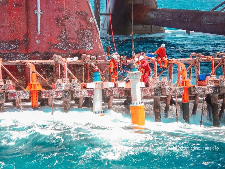 Người lao động ngành Dầu khí làm việc trên các công trình ngoài khơi. Ảnh: Petrovietnam cung cấp