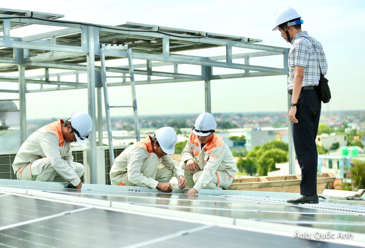 Ông Hoàng Anh Tuấn, Giám đốc Công ty cổ phần Việt Hùng Power cho biết, thời gian hoàn vốn của các dự án điện mặt trời mái nhà thường khoảng 4 - 6 năm, tùy quy mô, biểu đồ phụ tải, giá điện…