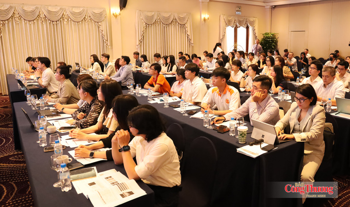 Đại biểu tham dự sự kiện.