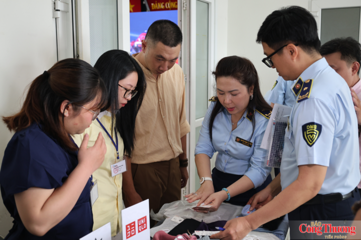 Đại diện các doanh nghiệp và lực lượng Quản lý thị trường TP. Hồ Chí Minh trao đổi các tình huống, kỹ năng, dấu hiệu để phân biệt hàng thật - hàng giả.
