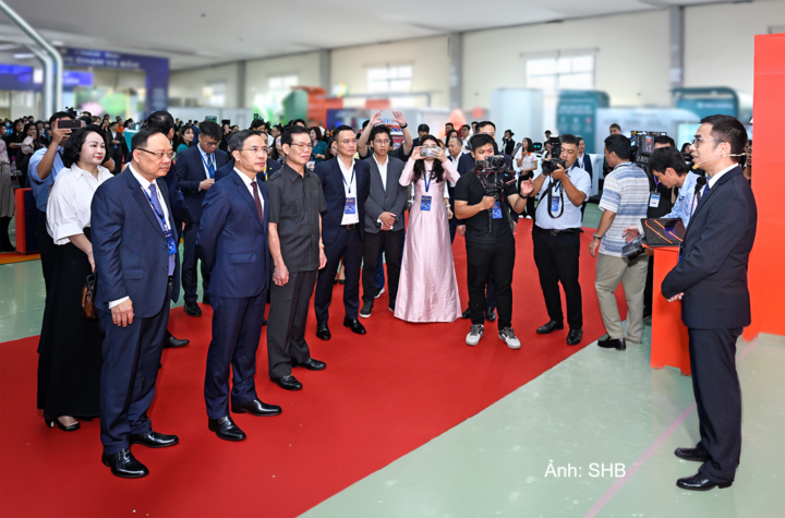 Đại diện SHB giới thiệu Giải pháp tài chính số SAHA Shop tới Thống đốc Phạm Đức Ấn và các đại biểu.