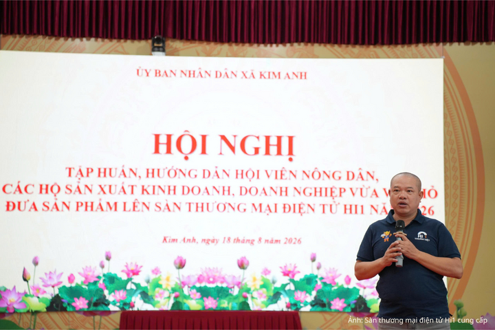 Ông Kiều Tiến Anh hướng dẫn hội viên nông dân, các hộ sản xuất kinh doanh vừa và nhỏ đưa sản phẩm lên sàn thương mại điện tử.