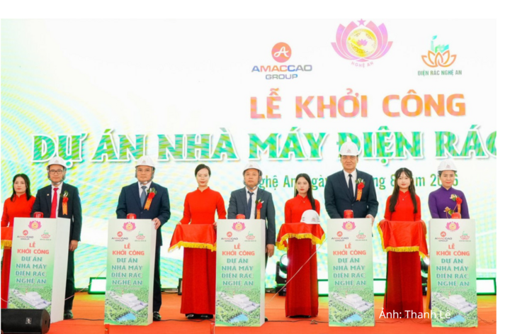 Các đại biểu thực hiện nghi thức khởi công Nhà máy điện rác