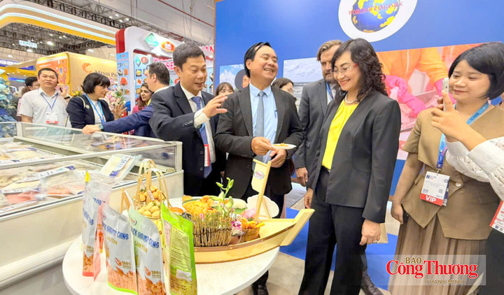 Doanh nghiệp giới thiệu sản phẩm với Thứ trưởng Bộ Công Thương Phan Thị Thắng tại Vietfish 2026.