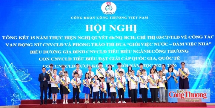 Lãnh đạo Công đoàn Công Thương Việt Nam trao tặng bằng khen cho 26 học sinh vượt khó học giỏi.
