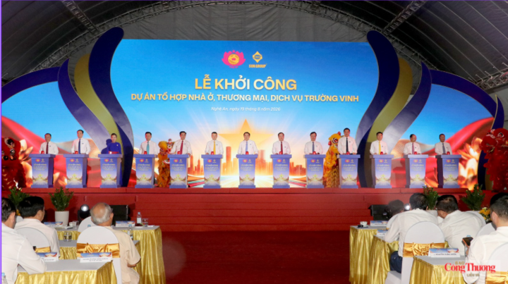 Các đại biểu thực hiện nghi thức khởi công dự án.