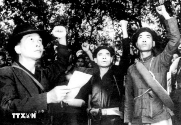 Đồng chí Võ Nguyên Giáp đọc Lời Tuyên thệ trong ngày thành lập Đội Việt Nam Tuyên truyền Giải phóng quân 22/12/1944. (Ảnh: Tư liệu TTXVN)
