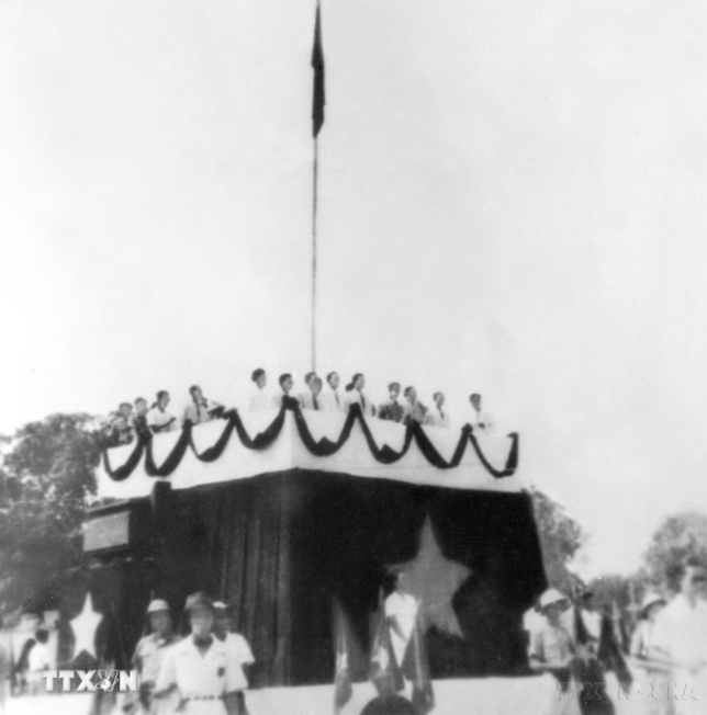 Ngày 2/9/1945, tại Quảng trường Ba Đình - Hà Nội, Chủ tịch Hồ Chí Minh đọc “Tuyên ngôn Độc lập”, tuyên bố sự ra đời của nước Việt Nam Dân chủ Cộng hòa - Nhà nước dân chủ nhân dân đầu tiên ở Đông Nam Á. (Ảnh: TTXVN)