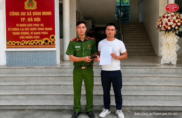 Công an xã Bình Minh bàn giao tài sản cho công dân và nhận thư cảm ơn
