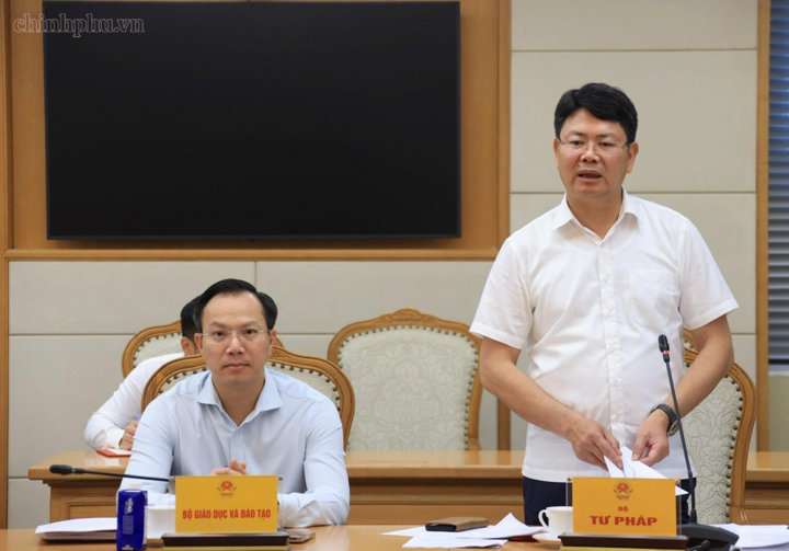 Thứ trưởng Bộ Tư pháp Nguyễn Thanh Tịnh báo cáo tại cuộc họp - Ảnh: chinhphu.vn/Thu Sa