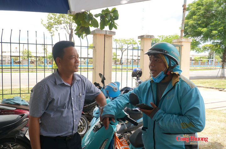 Lãnh đạo Công đoàn phường Liên Chiểu trò chuyện, nắm bắt tâm tư, nguyện vọng người lao động để hoàn thiện hơn mô hình 'Điểm dừng chân công nhân'.
