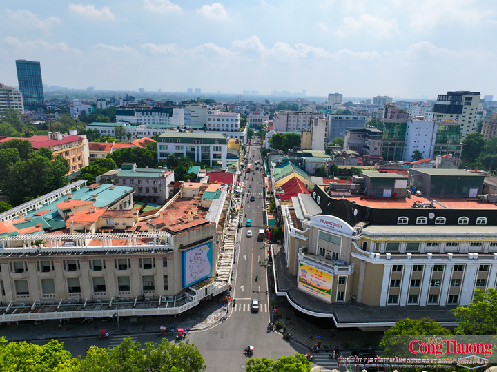 Đường Paul Bert nay là phố Tràng Tiền với các tòa nhà xưa đã được tu sửa.
