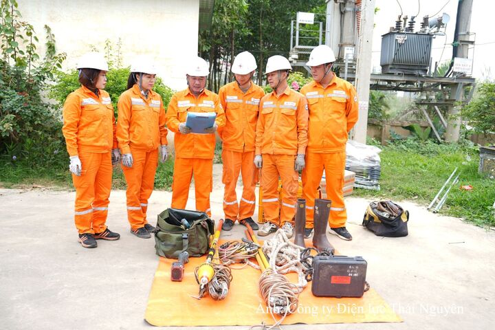 Nhóm công tác phổ biến nhiệm vụ và biện pháp an toàn trước khi thực hiện công việc trên lưới điện