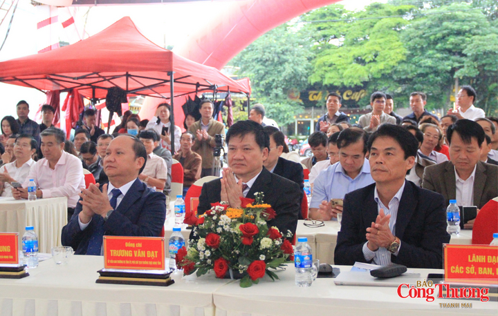 Các đại biểu tham dự lễ khởi công.