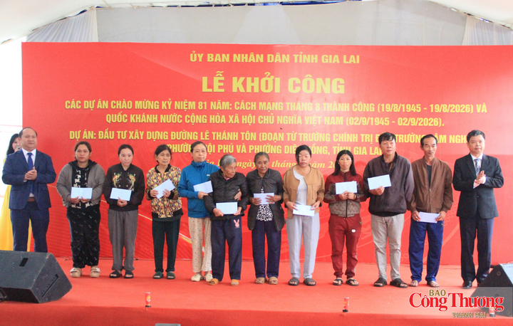 Lãnh đạo tỉnh Gia Lai trao 10 phần quà cho các hộ gia đình có hoàn cảnh khó khăn trên địa bàn hai phường Diên Hồng và Hội Phú.