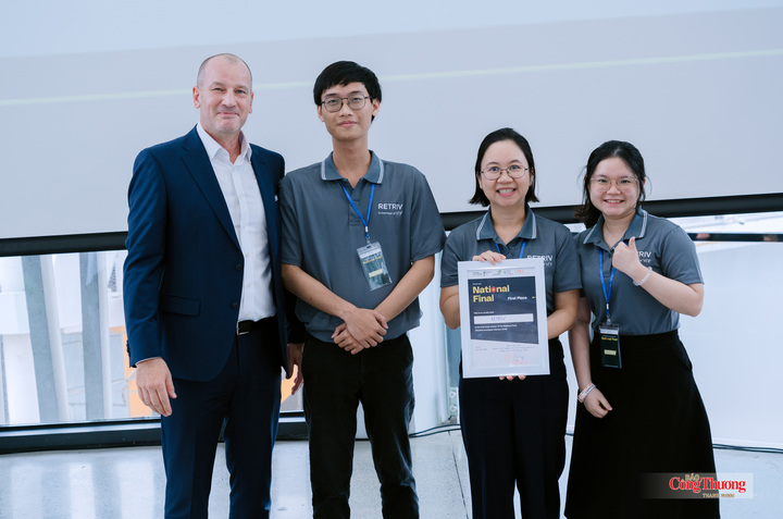 GS.TS René Thiele, Hiệu trưởng VGU trao giải Nhất cho đội RetriV.