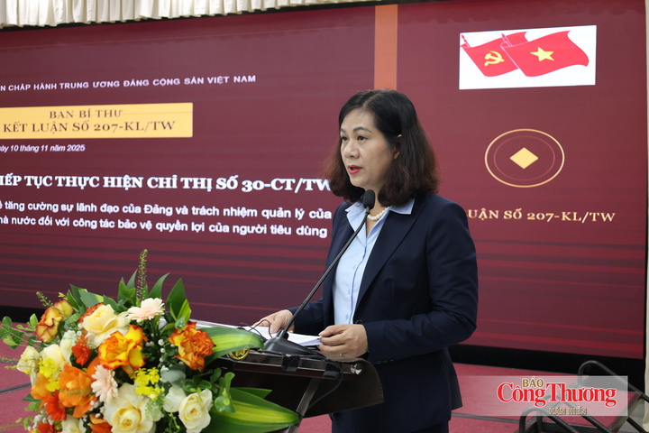 Bà Nguyễn Minh Huệ, Quyền Trưởng ban Tuyên giáo và Dân vận, Đảng uỷ Bộ Công Thương phát biểu tại hội nghị.