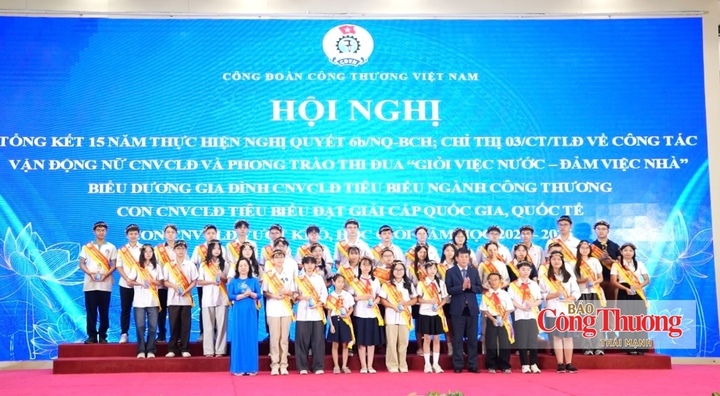 Bà Thái Thu Xương, Phó Chủ tịch Tổng Liên đoàn Lao động Việt Nam; ông Phan Văn Bản, Phó Bí thư Chuyên trách Đảng ủy Bộ Công Thương trao tặng bằng khen cho 39 học sinh đạt giải quốc gia, quốc tế.