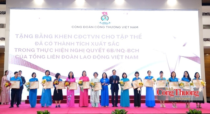 Bà Thái Thu Xương, Phó Chủ tịch Tổng Liên đoàn Lao động Việt Nam, Chủ tịch Công đoàn Công Thương Việt Nam Lê An Hải trao tặng bằng khen Công đoàn Công Thương Việt Nam cho 16 tập thể đã có thành tích xuất sắc trong thực hiện Nghị quyết 6b/NQ-BCH của Tổng Liên đoàn Lao động Việt Nam.