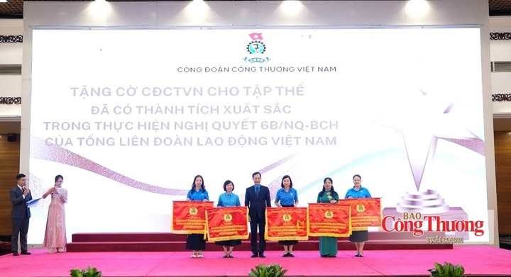 Chủ tịch Công đoàn Công Thương Việt Nam Lê An Hải trao tặng cờ Công đoàn Công Thương Việt Nam cho 5 tập thể đã có thành tích xuất sắc trong thực hiện Nghị quyết 6b/NQ-BCH của Tổng Liên đoàn Lao động Việt Nam.
