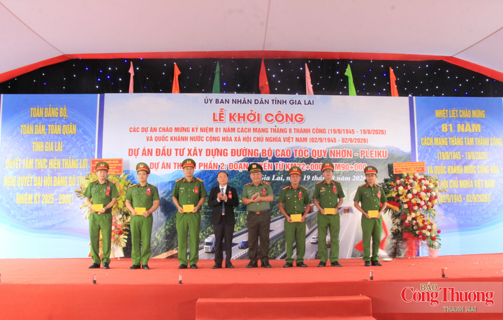 Tỉnh Gia Lai trao tặng quà cho lực lượng công an tại 6 xã có tuyến cao tốc đi qua.