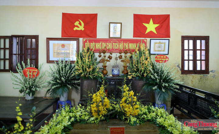 Những ngày này người dân phường Phú Thượng thường hay tới ngôi nhà đặc biệt này để dâng hương tưởng nhớ đến Bác Hồ.