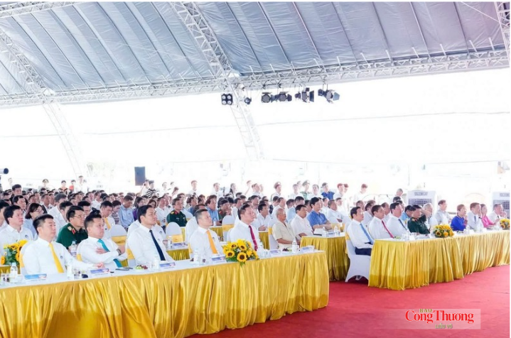 Các đại biểu tham dự lễ khởi công .