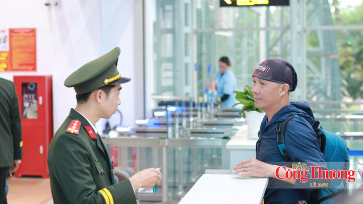 Hành khách làm thủ tục lên máy bay tại sân bay Liên Khương.