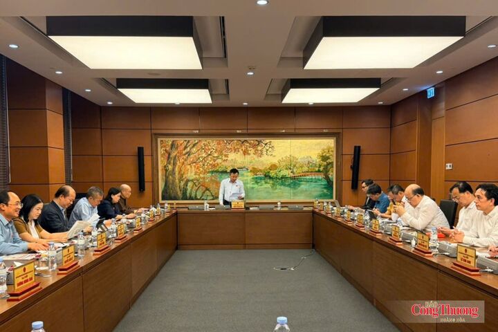 Các đại biểu Quốc hội Đoàn thành phố Hà Nội thảo luận tại Tổ chiều 19/8.