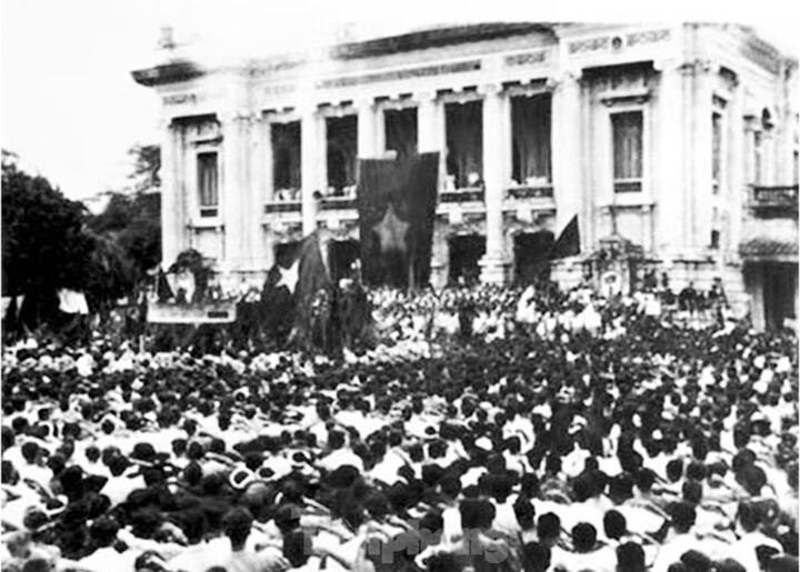 Ngày 19/8/1945, hàng vạn người dân Thủ đô đổ về Quảng trường Nhà hát Lớn dự lễ mít tinh biểu dương lực lượng và chào mừng Ủy ban Quân quản. Ảnh tư liệu: TTXVN