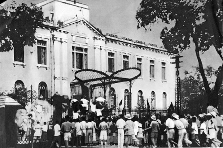 Sáng 19/8/1945, lực lượng Việt Minh và nhân dân Thủ đô đánh chiếm cơ quan đầu não của chính quyền tay sai Pháp ở Bắc Bộ, mở đầu cho cuộc tổng khởi nghĩa giành chính quyền ở Thủ đô Hà Nội. (Ảnh tư liệu: TTXVN)