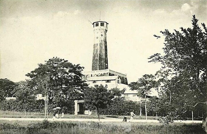 Cột cờ Hà Nội là một kết cấu dạng tháp được xây dựng dưới thời vua Gia Long trên phần đất phía Nam của Hoàng thành Thăng Long (bắt đầu xây dựng từ năm 1805 và hoàn thành vào năm 1812). Ảnh: Tonkin