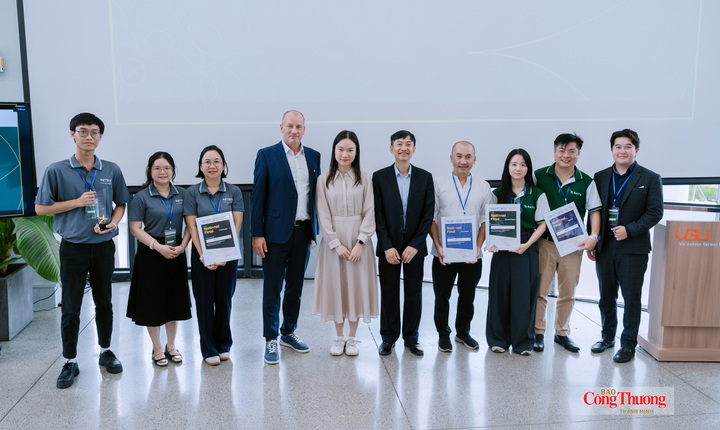 Ban Tổ chức trao giải cho các đội đoạt giải tại vòng chung kết quốc gia Cuộc thi Khởi nghiệp Kinh doanh Xanh toàn cầu.