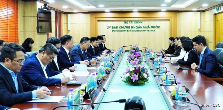FTSE Russell thông báo nâng hạng Việt Nam từ nhóm thị trường cận biên (Frontier) lên thị trường mới nổi thứ cấp (Secondary Emerging), với thời điểm chính thức có hiệu lực là ngày 21/9/2026. Trong ảnh: Toàn cảnh buổi làm việc tại trụ sở giữa Ủy ban chứng khoán Nhà nước và FTSE Russell ngày 5/2/2026.
