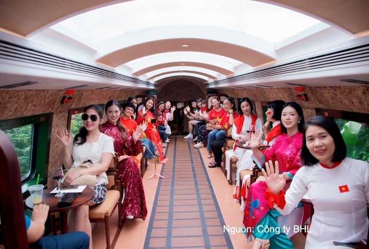 Khách du lịch trải nghiệm Tàu Hà Nội 5 Cửa Ô