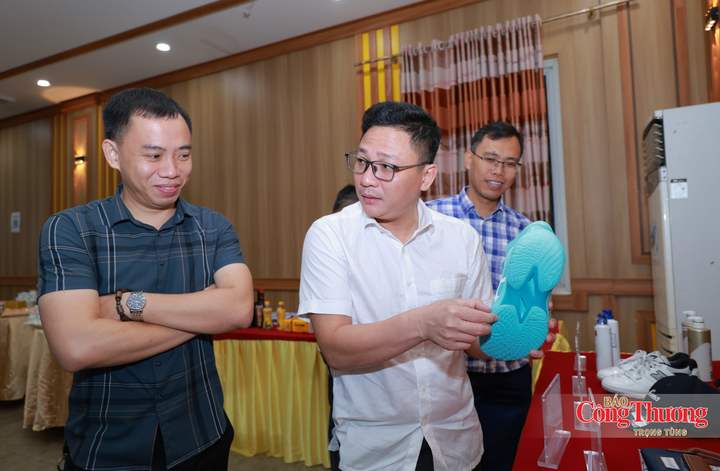 Các đại biểu cũng được phổ biến cách phân biệt hàng thật, hàng giả đối với một số nhãn hiệu đã được đăng ký bảo hộ và được pháp luật Việt Nam công nhận, bảo hộ.