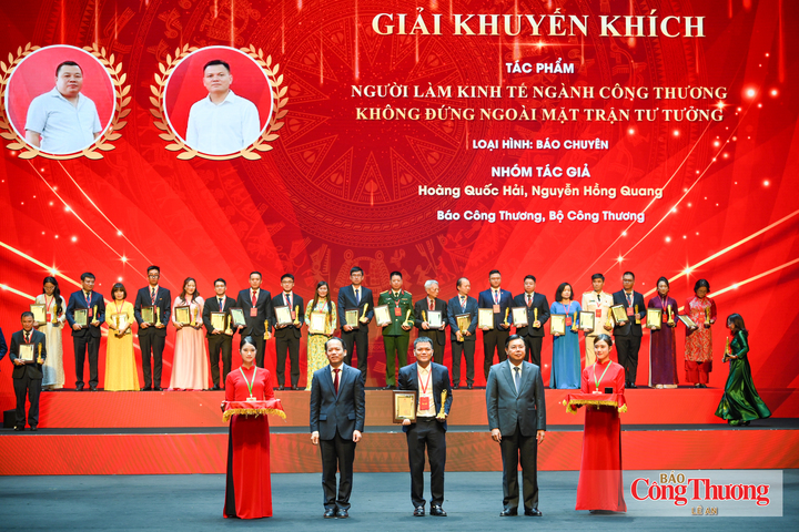 Nhóm tác giả Báo Công Thương nhận giải Khuyến khích của cuộc thi. Ảnh: Lê An