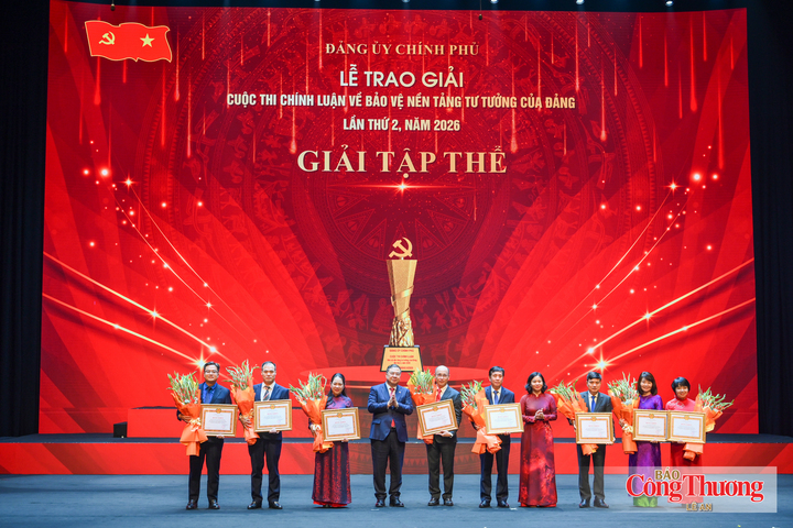 Đồng chí Phan Văn Bản, Ủy viên Ban Thường vụ, Phó Bí thư Chuyên trách Đảng ủy Bộ Công Thương (thứ 5 từ phải sang) thay mặt Ban Thường vụ Đảng ủy nhận Bằng khen Tập thể có thành tích xuất sắc trong cuộc thi. Ảnh: Lê An