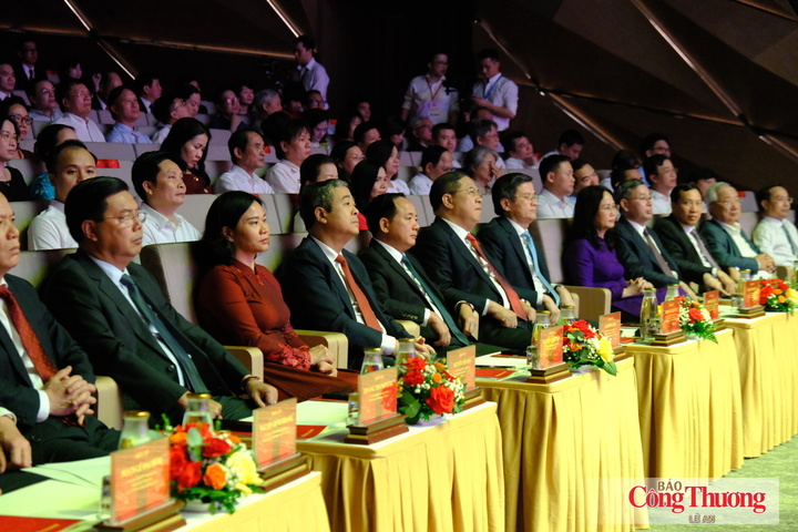 Các đại biểu tham dự buổi lễ. Ảnh: Lê An