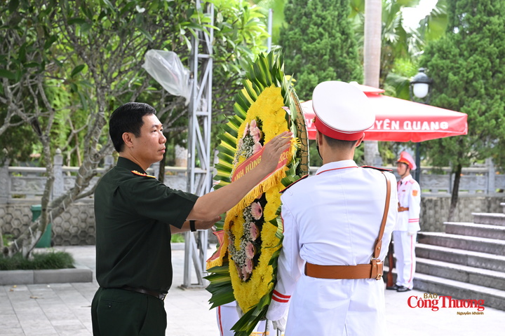 Đại tá Đỗ Duy Chinh, Phó Cục trưởng Cục Tuyên huấn, Tổng cục Chính trị Quân đội nhân dân Việt Nam, chỉnh hoa trước khi làm lễ dâng hương.