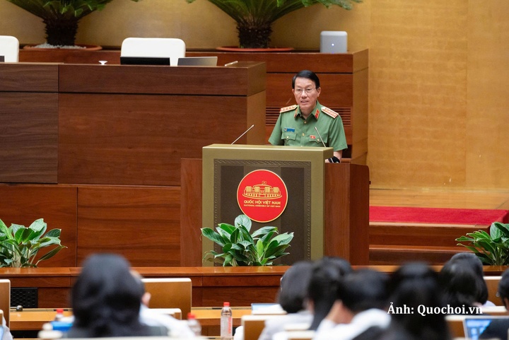 Bộ trưởng Bộ Công an, Đại tướng Lương Tam Quang trình bày tờ trình dự án Bộ luật Hình sự (sửa đổi); Luật Tổ chức cơ quan điều tra hình sự (sửa đổi).