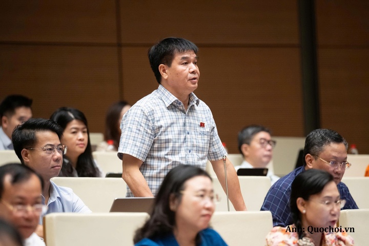 Đại biểu Nguyễn Hữu Toàn (ĐBQH tỉnh Lai Châu) phát biểu, cho ý kiến.